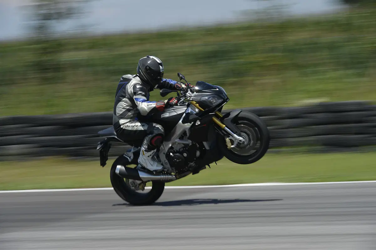 Aprilia Tuono V4 R APRC, BMW S 1000 R, KTM 1290 Super Duke R (14)