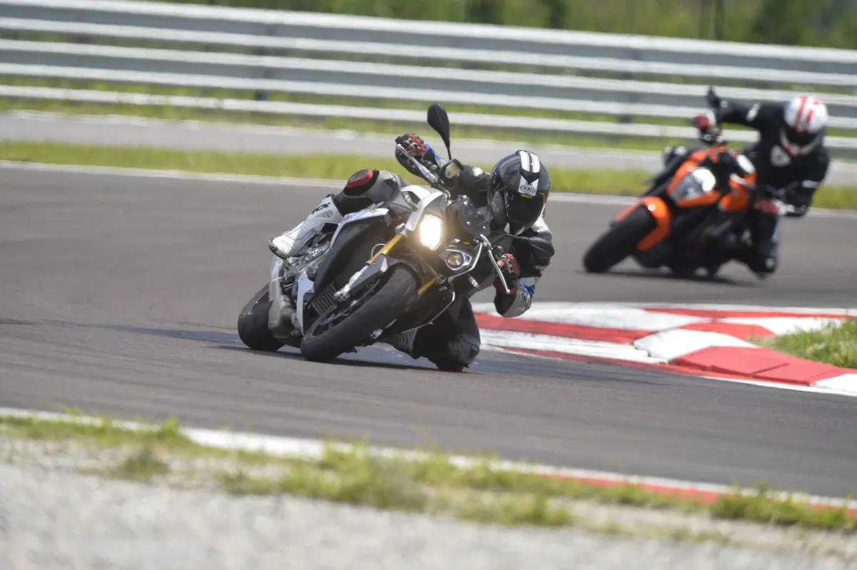 Aprilia Tuono V4 R APRC, BMW S 1000 R, KTM 1290 Super Duke R (16)