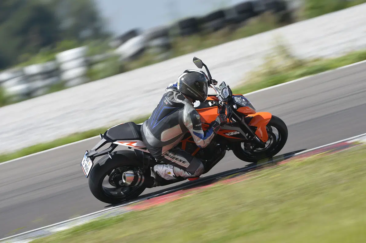 Aprilia Tuono V4 R APRC, BMW S 1000 R, KTM 1290 Super Duke R (19)