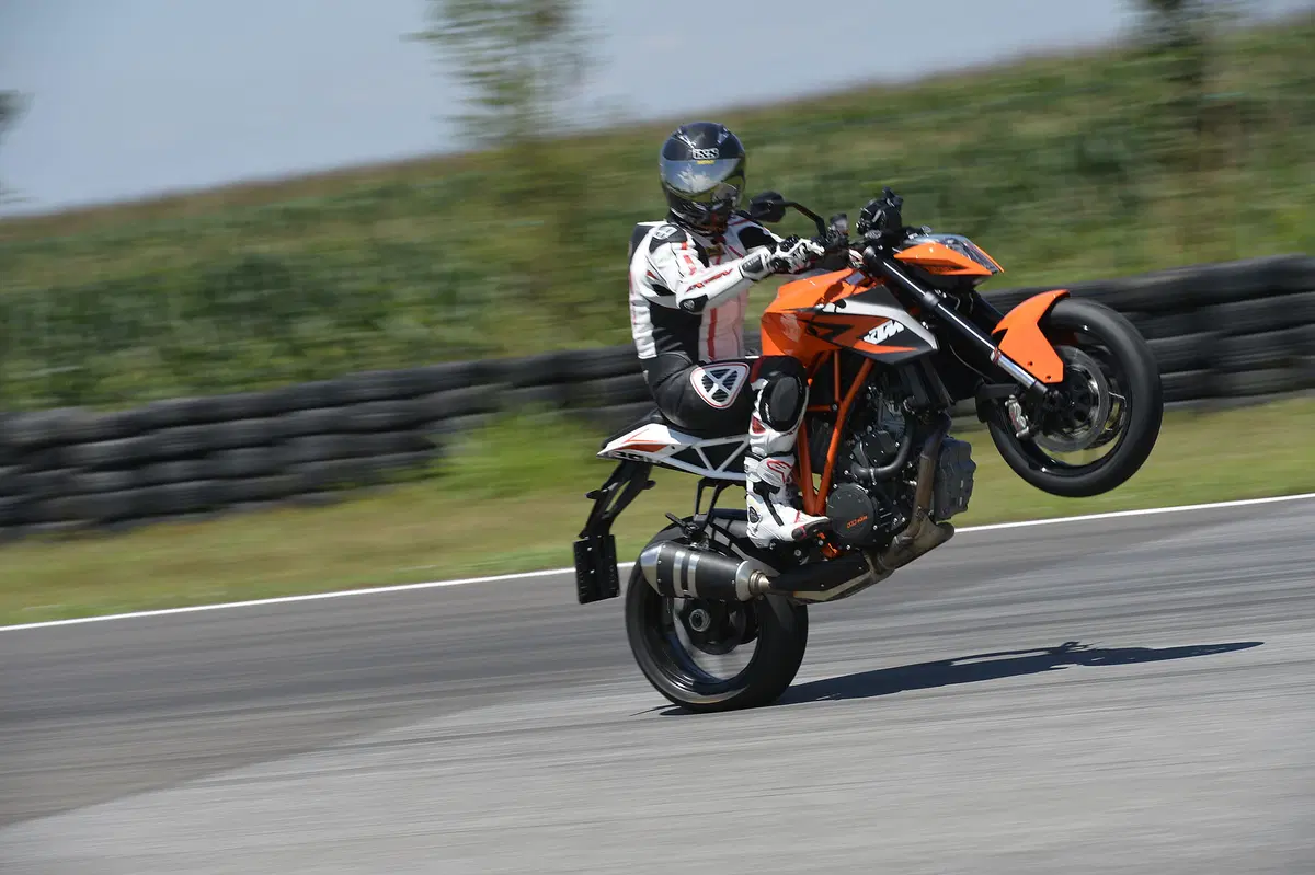 Aprilia Tuono V4 R APRC, BMW S 1000 R, KTM 1290 Super Duke R (20)