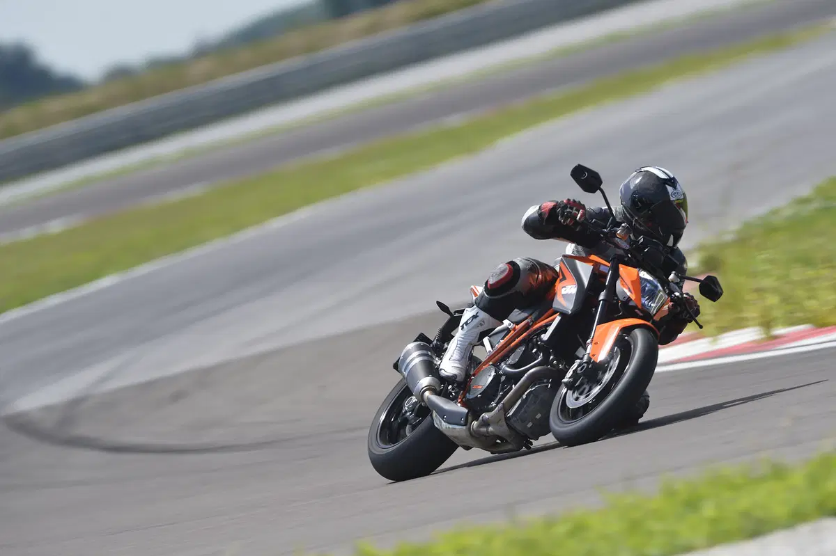 Aprilia Tuono V4 R APRC, BMW S 1000 R, KTM 1290 Super Duke R (21)