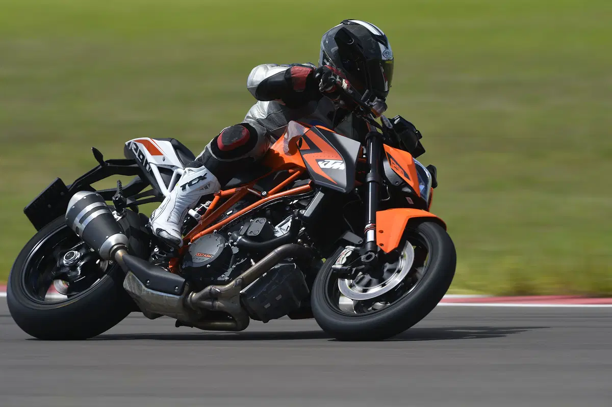 Aprilia Tuono V4 R APRC, BMW S 1000 R, KTM 1290 Super Duke R (22)