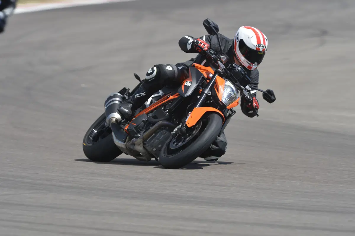 Aprilia Tuono V4 R APRC, BMW S 1000 R, KTM 1290 Super Duke R (23)