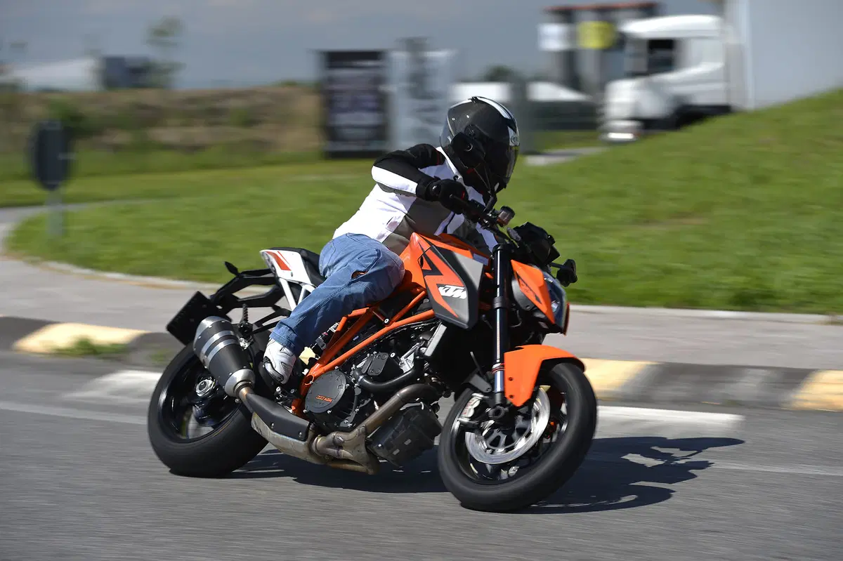 Aprilia Tuono V4 R APRC, BMW S 1000 R, KTM 1290 Super Duke R (33)