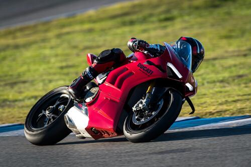 Arriva in vendita la rinnovata gamma Ducati Panigale V4 m.y. 2023 (5)