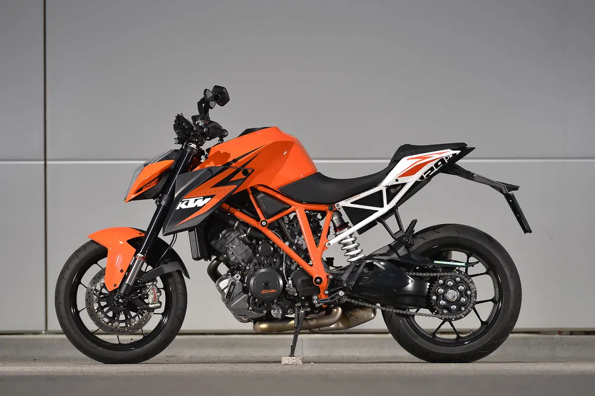 Aprilia Tuono V4 R APRC, BMW S 1000 R, KTM 1290 Super Duke R (50)