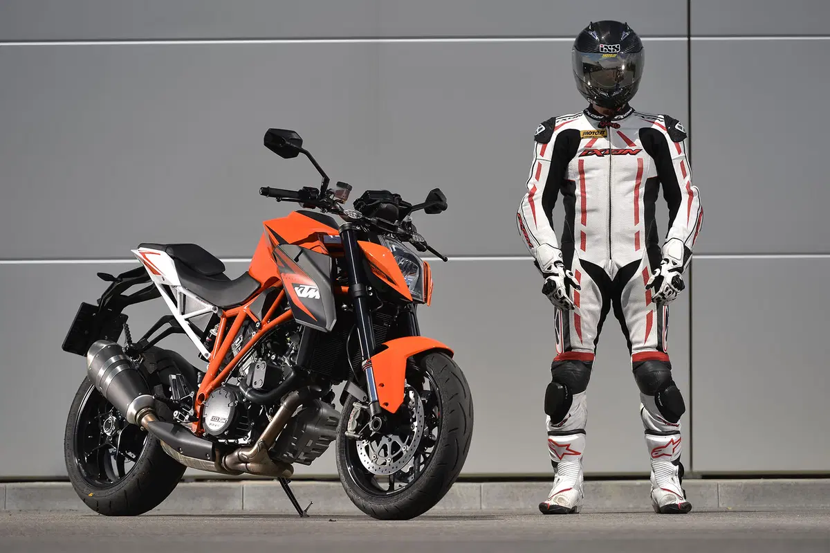 Aprilia Tuono V4 R APRC, BMW S 1000 R, KTM 1290 Super Duke R (48)