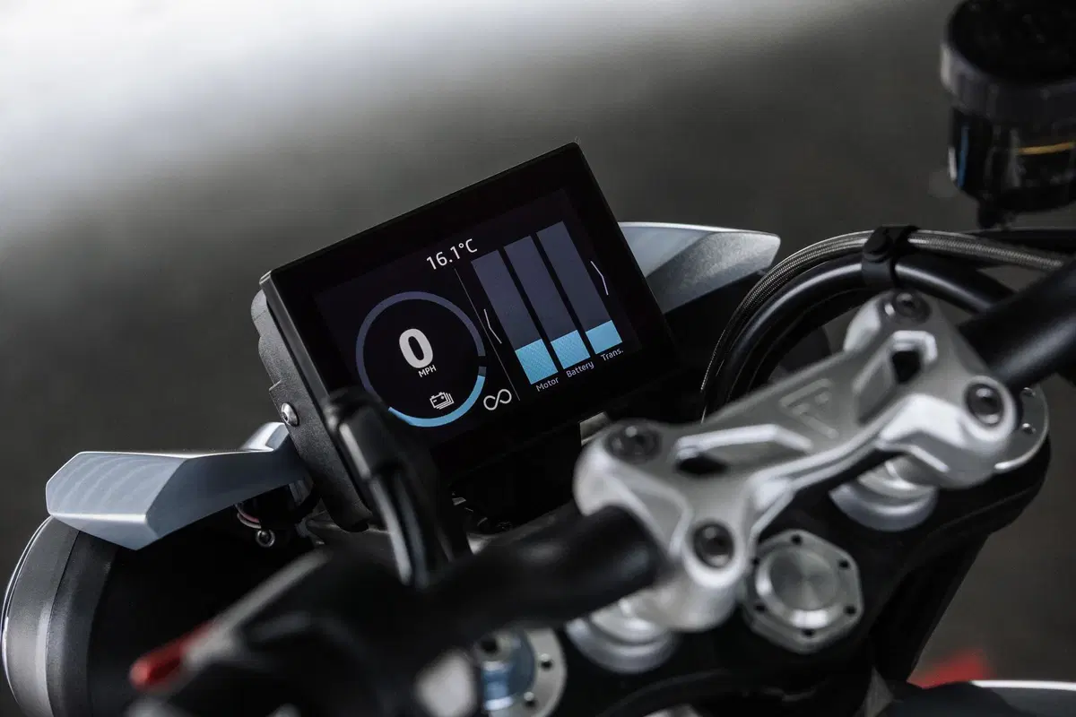 Triumph TE-1: sarà la moto che ci convincerà tutti a passare all'elettrico? (3)