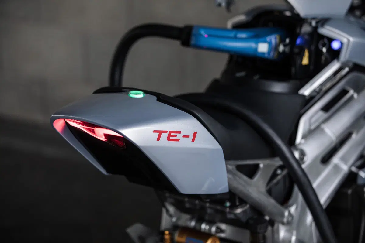 Triumph TE-1: sarà la moto che ci convincerà tutti a passare all'elettrico? (6)