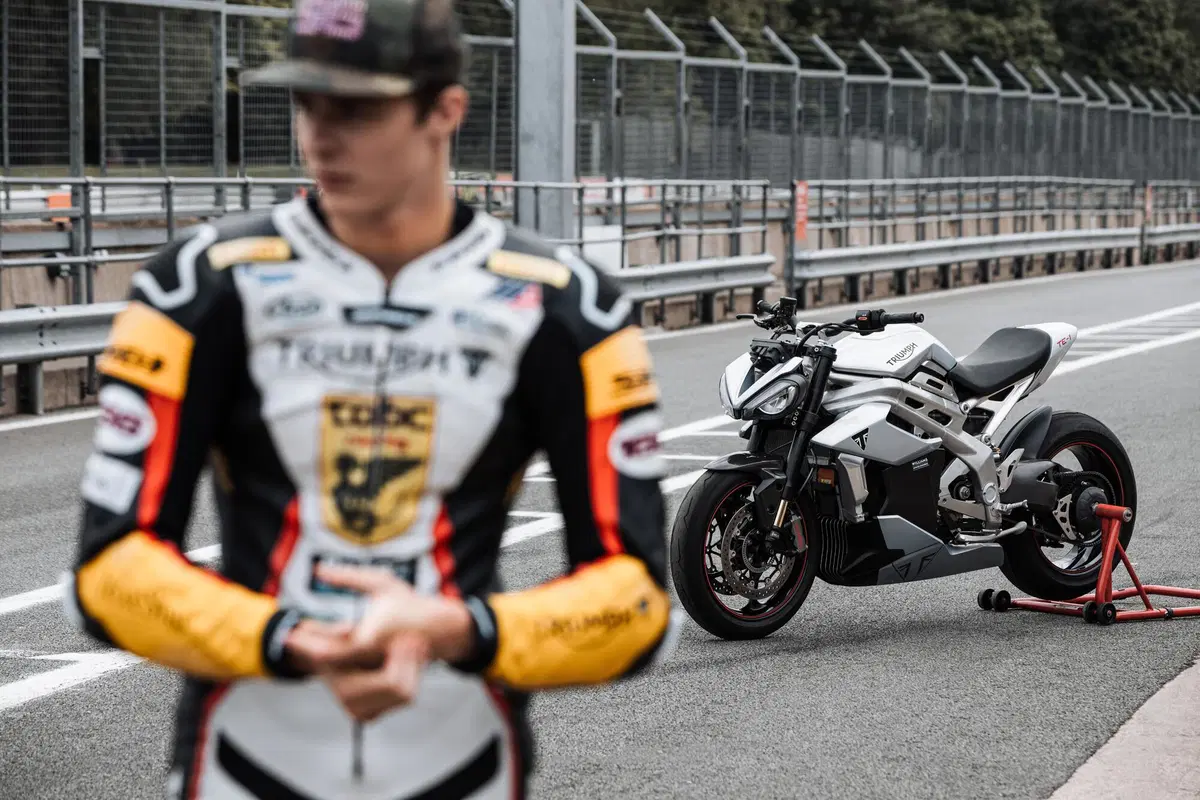 Triumph TE-1: sarà la moto che ci convincerà tutti a passare all'elettrico? (2)