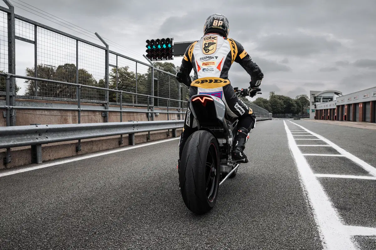 Triumph TE-1: sarà la moto che ci convincerà tutti a passare all'elettrico? (3)