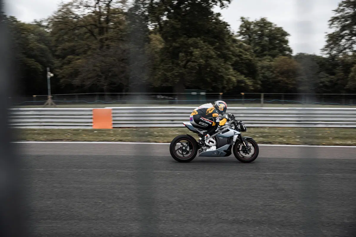 Triumph TE-1: sarà la moto che ci convincerà tutti a passare all'elettrico? (4)