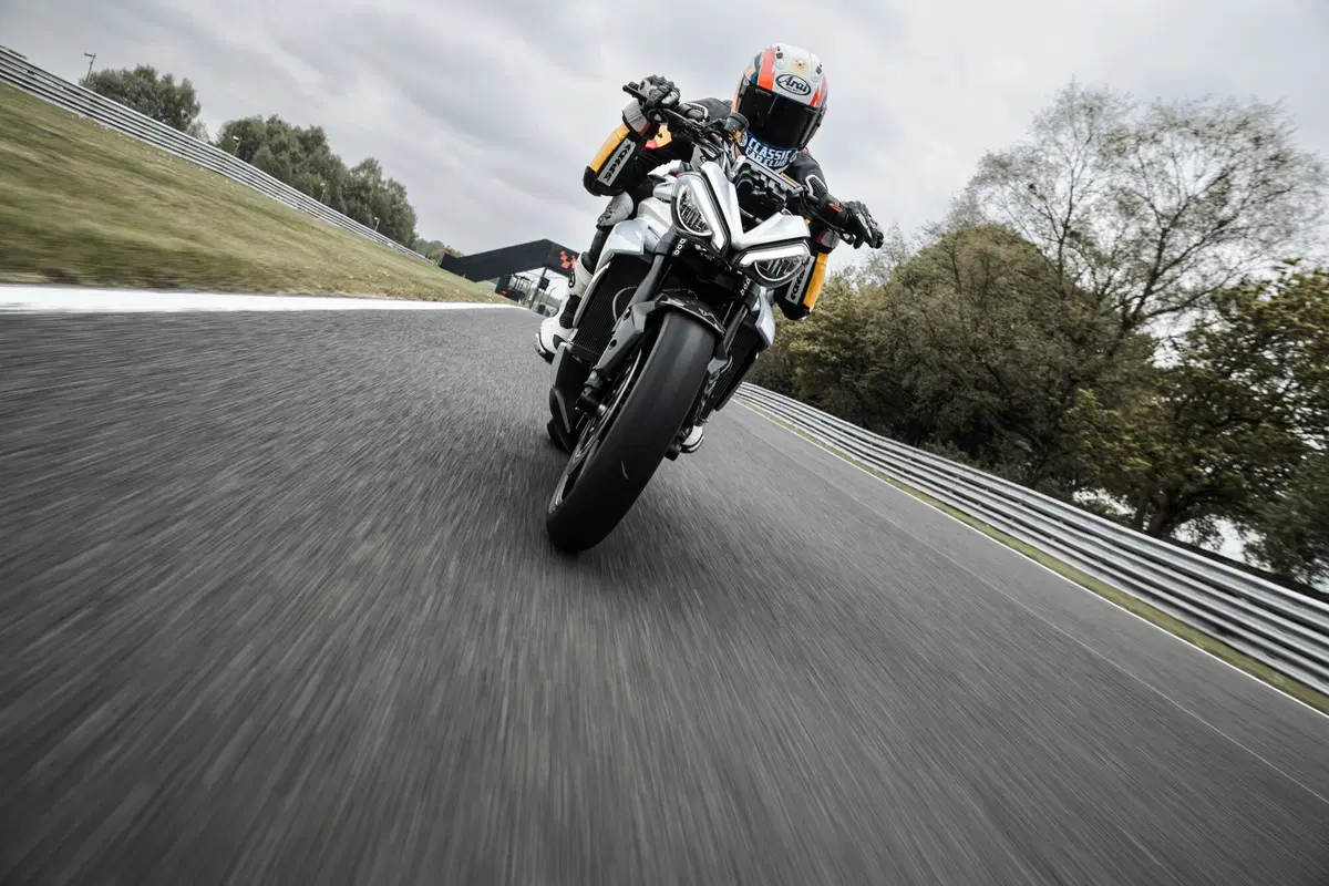 Triumph TE-1: sarà la moto che ci convincerà tutti a passare all'elettrico? (5)