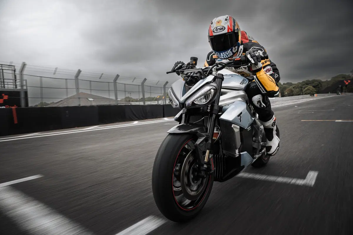 Triumph TE-1: sarà la moto che ci convincerà tutti a passare all'elettrico? (6)