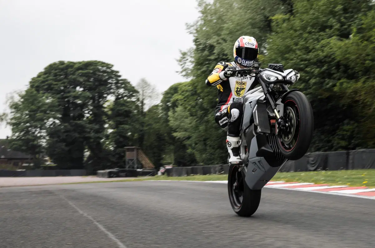 Triumph TE-1: sarà la moto che ci convincerà tutti a passare all'elettrico? (7)