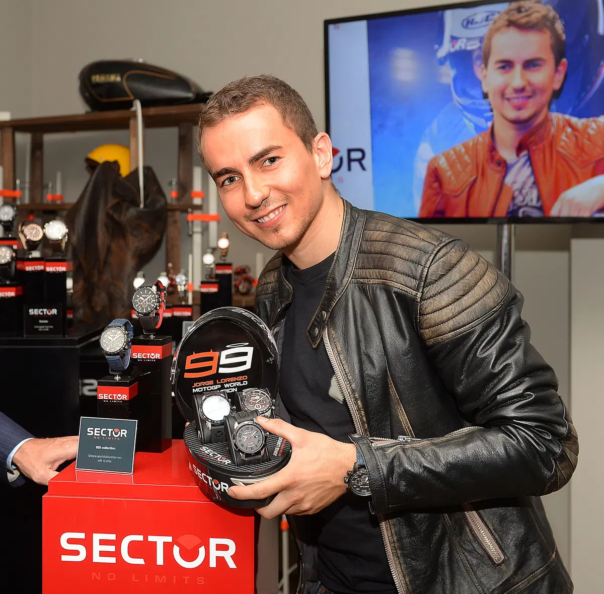 Jorge Lorenzo a Milano per presentare la nuova campagna  Sector No Limits (3)