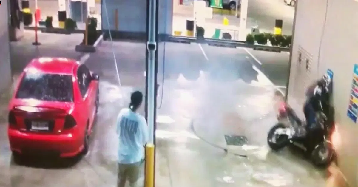 Perch&eacute; fai un burnout nell'autolavaggio con la moto? L'automobilista non crede ai suoi occhi! [VIDEO VIRALE]