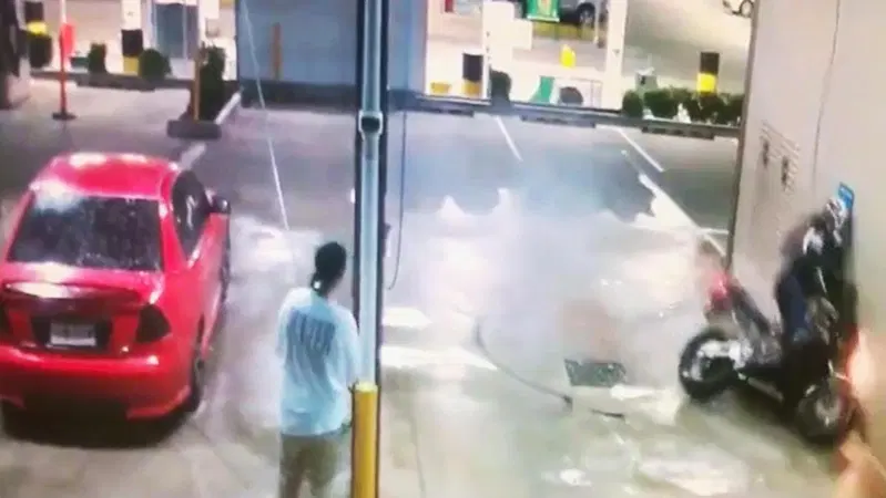 Perch&eacute; fai un burnout nell'autolavaggio con la moto? L'automobilista non crede ai suoi occhi! [VIDEO VIRALE]
