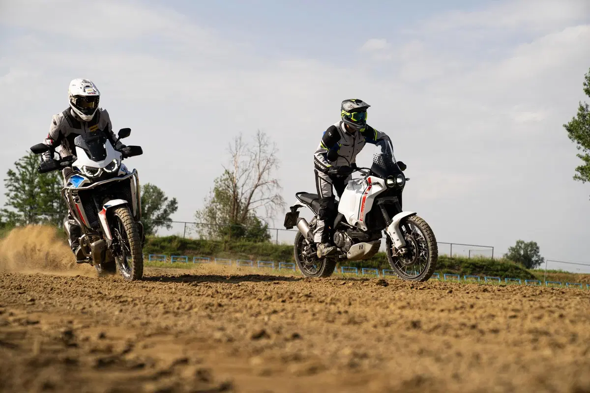 Ducati DesertX VS Honda Africa Twin: che comparativa! Anche nella pista di motocross...