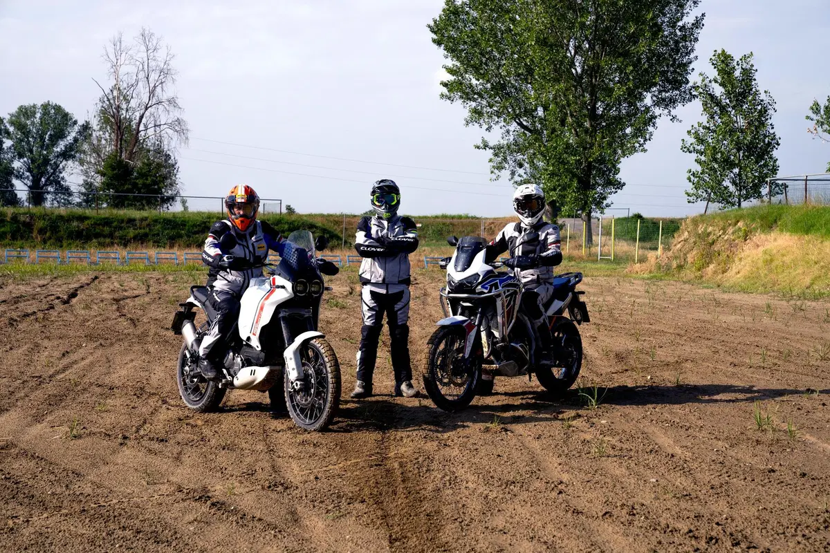 Ducati DesertX VS Honda Africa Twin: che comparativa! Anche nella pista di motocross... (2)