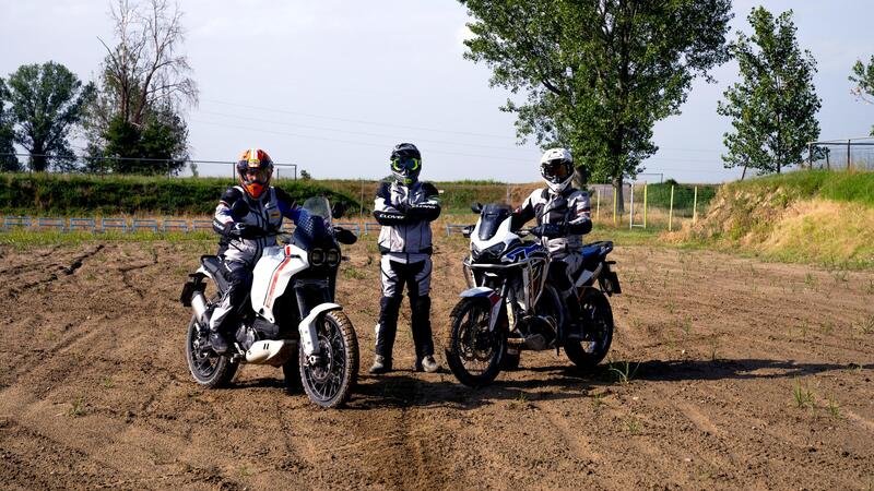 Ducati DesertX VS Honda Africa Twin: che comparativa! Anche nella pista di motocross...