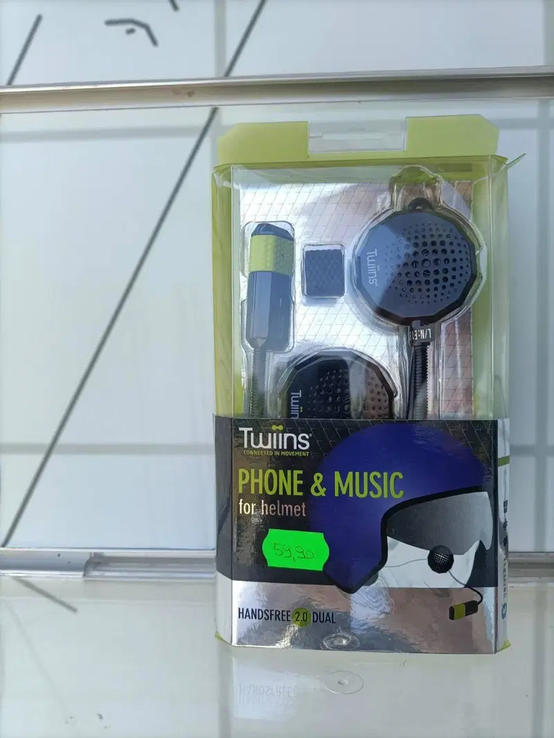 TWINS phone and music Twiins (2)
