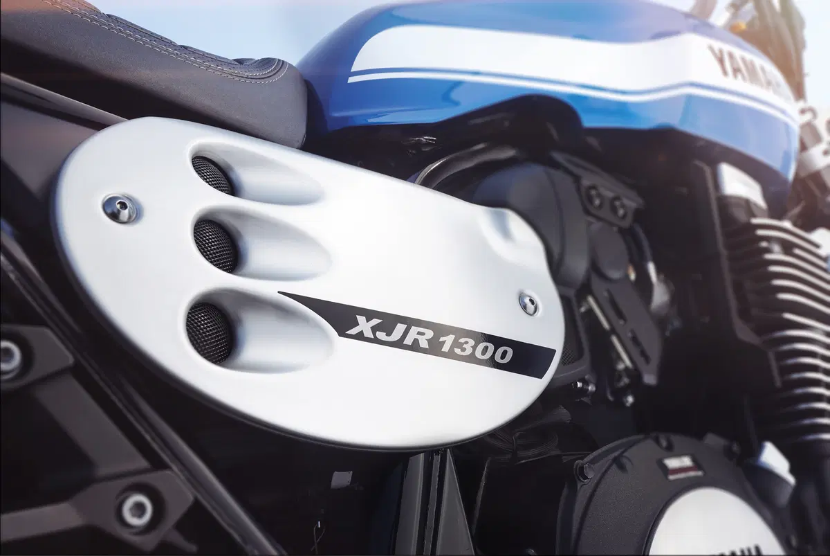 Yamaha XJR 1300 e XJR 1300 Racer 2015 (35)