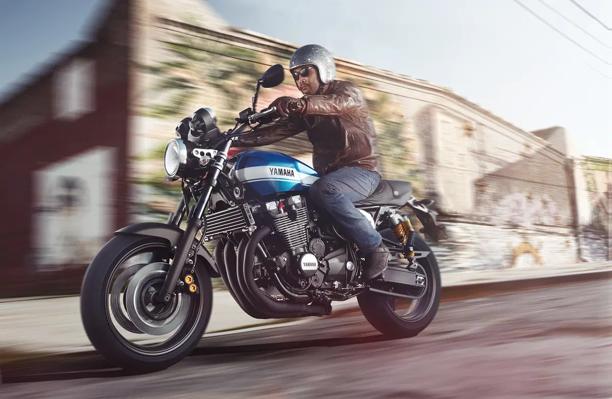 Yamaha XJR 1300 e XJR 1300 Racer 2015 (5)