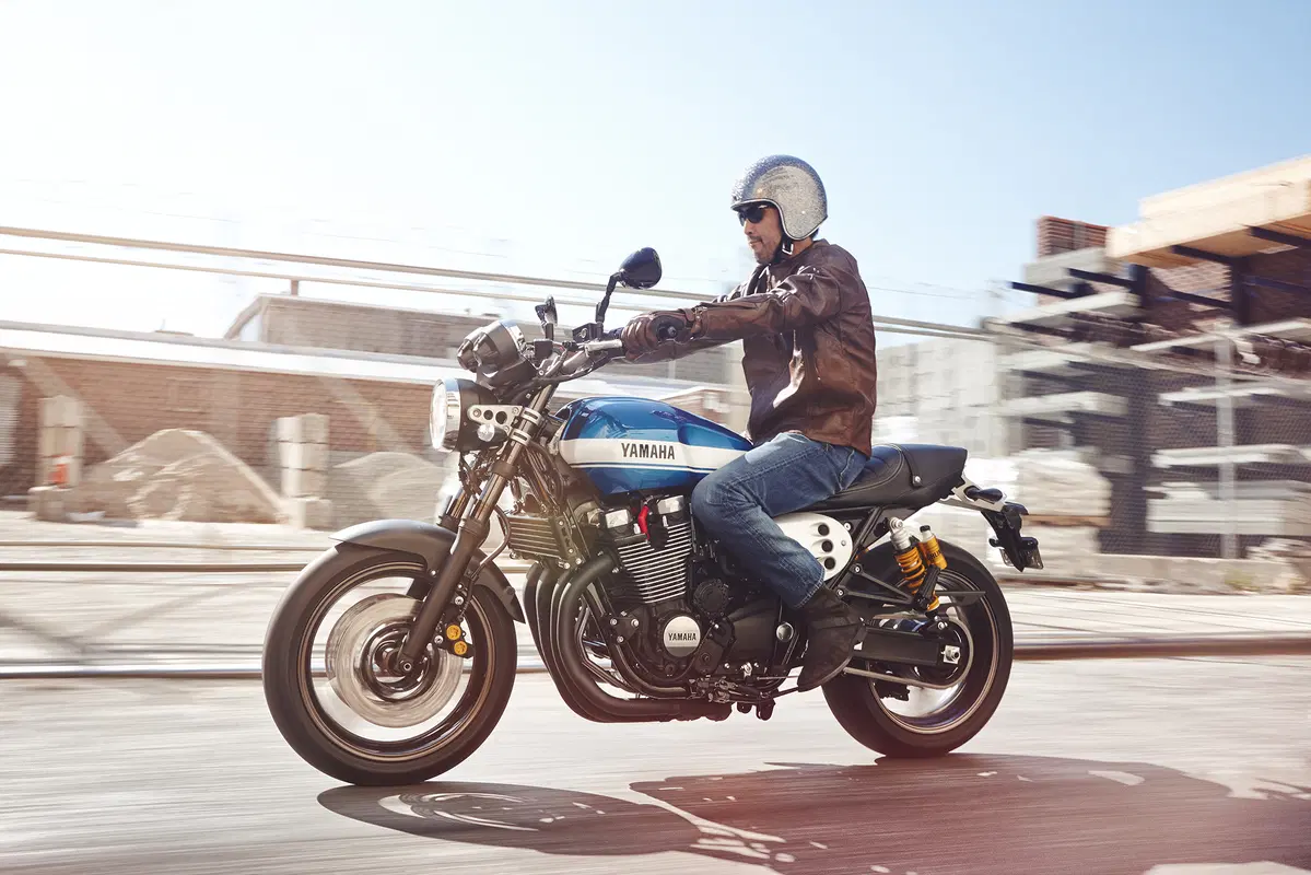 Yamaha XJR 1300 e XJR 1300 Racer 2015 (6)