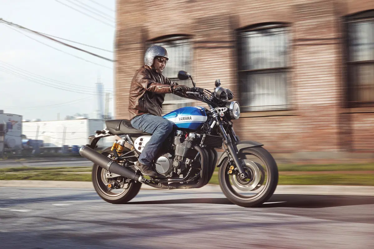 Yamaha XJR 1300 e XJR 1300 Racer 2015 (7)