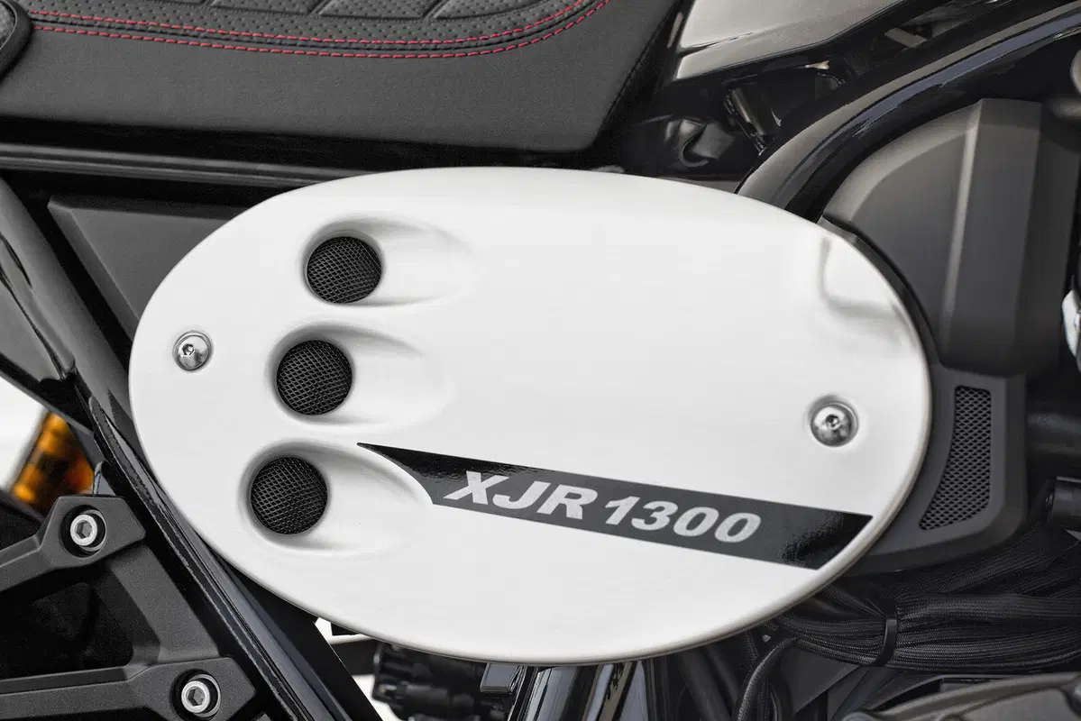 Yamaha XJR 1300 e XJR 1300 Racer 2015 (72)