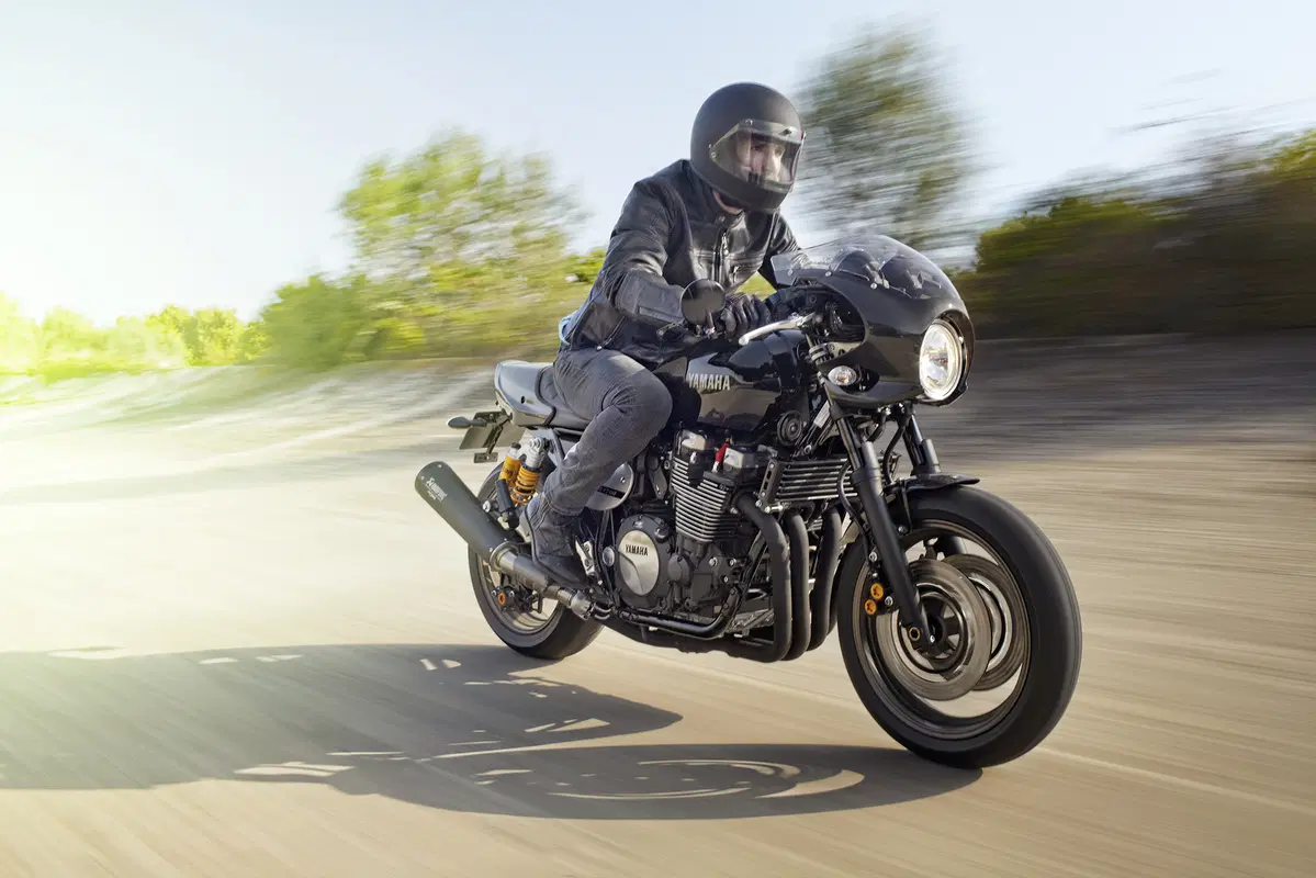 Yamaha XJR 1300 e XJR 1300 Racer 2015 (41)