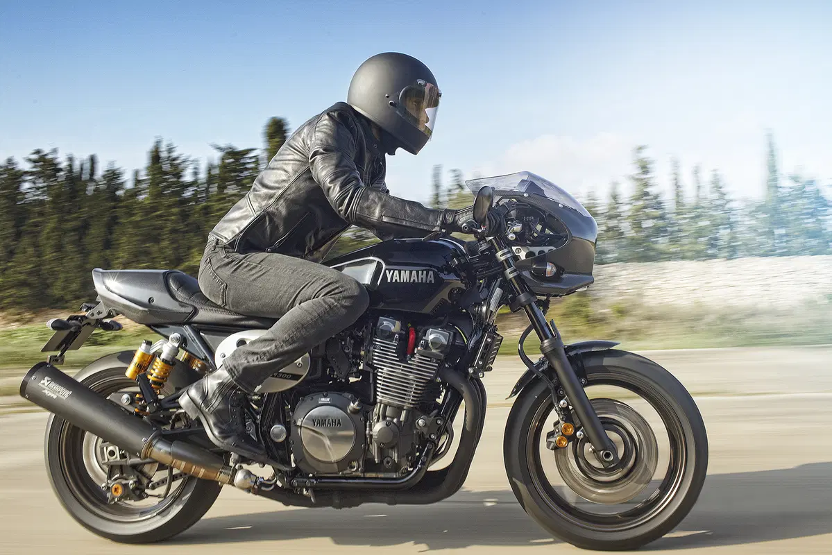 Yamaha XJR 1300 e XJR 1300 Racer 2015 (40)