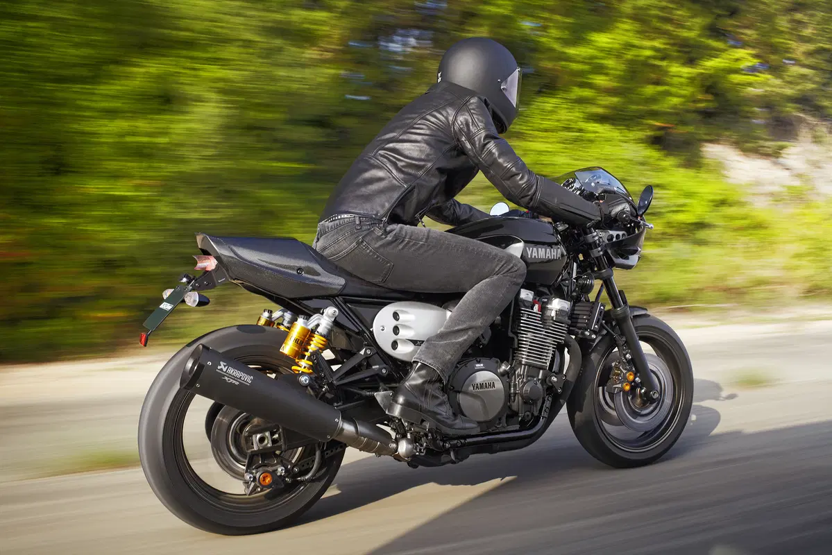 Yamaha XJR 1300 e XJR 1300 Racer 2015 (43)