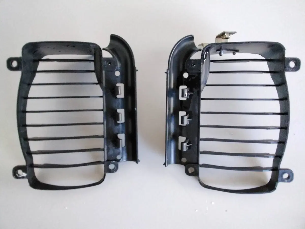 Coppia griglia radiatore Vespa 300 GTS (2)