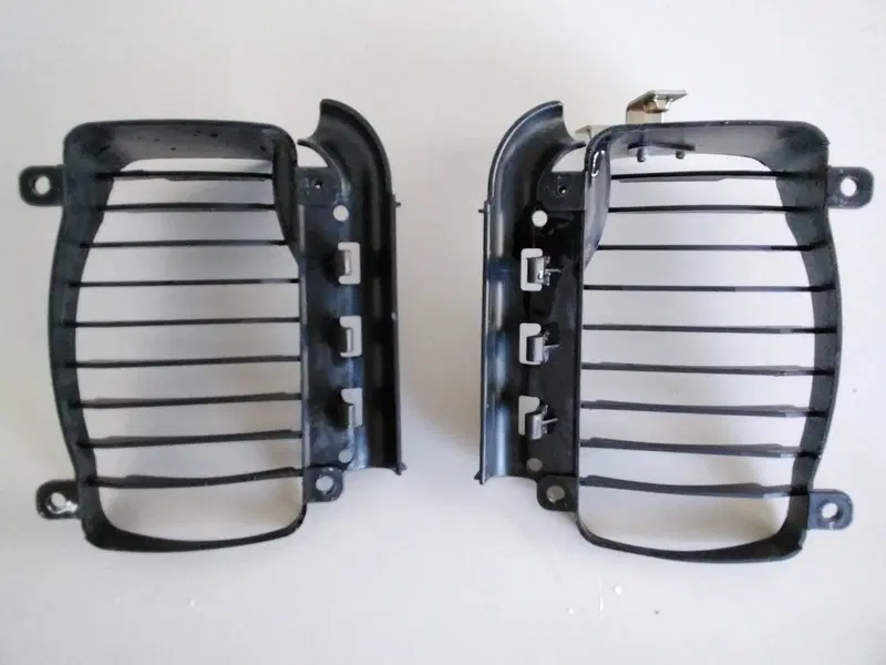 Coppia griglia radiatore Vespa 300 GTS (2)