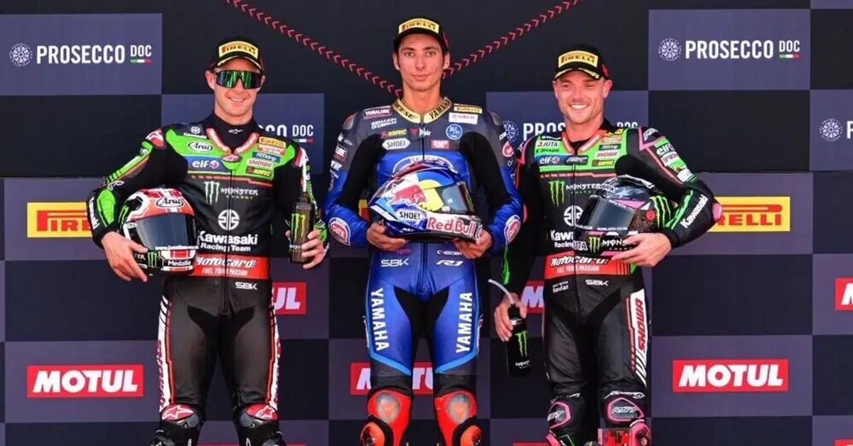 SBK 2022 a Donington. Razgatlioglu vince a sorpresa. Bautista cade
