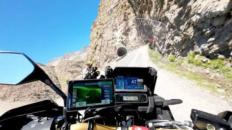 Viaggi in moto: in offroad sul valico pi&ugrave; alto d'Europa