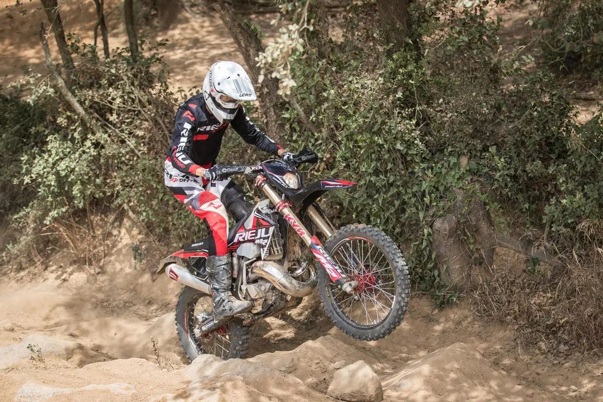 Rieju Enduro TEST 2023: ma chi l'ha detto che il due tempi era finito?