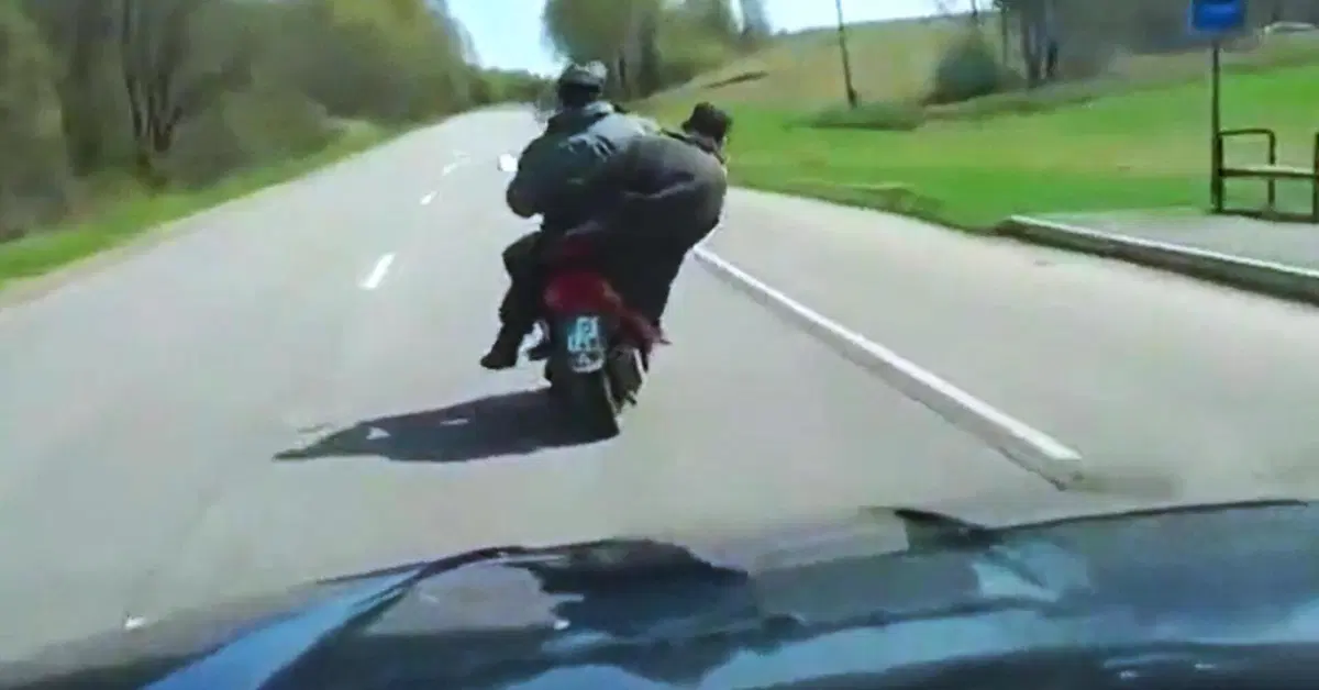 Un colpo di clacson e l'equilibrio in moto va a farsi benedire [VIDEO VIRALE]