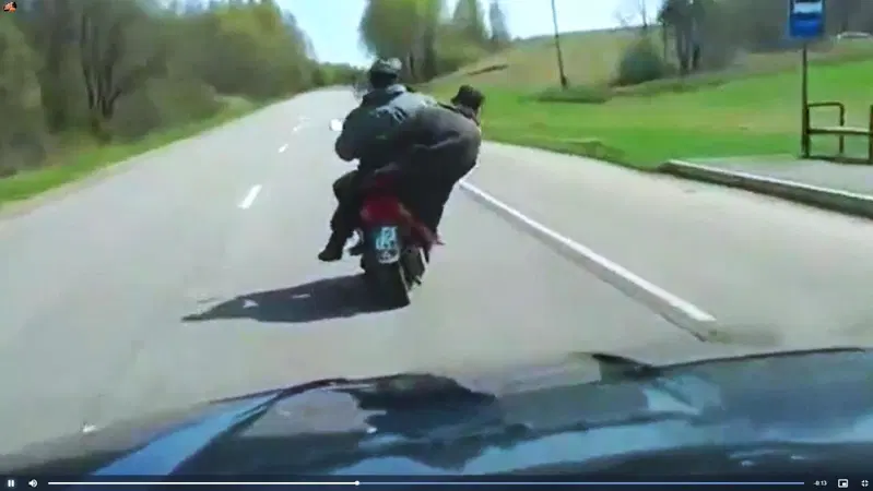Un colpo di clacson e l'equilibrio in moto va a farsi benedire [VIDEO VIRALE]