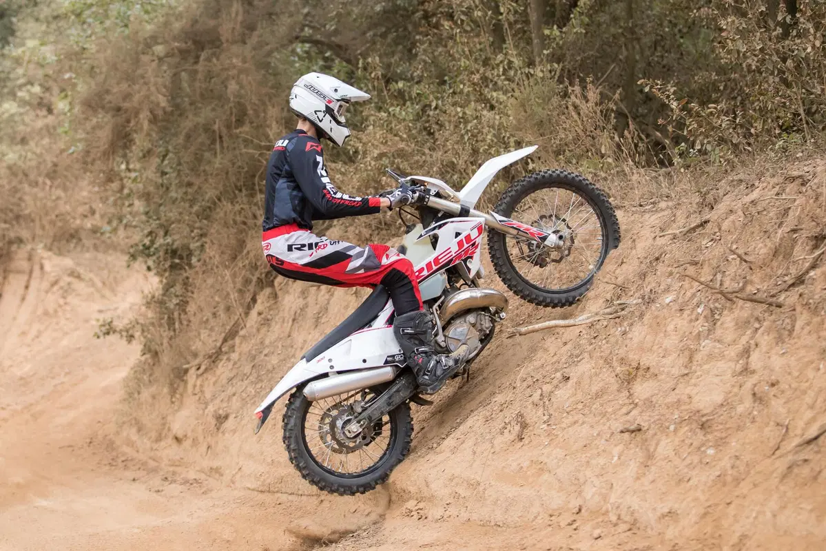 Rieju Enduro TEST 2023: ma chi l'ha detto che il due tempi era finito? (7)