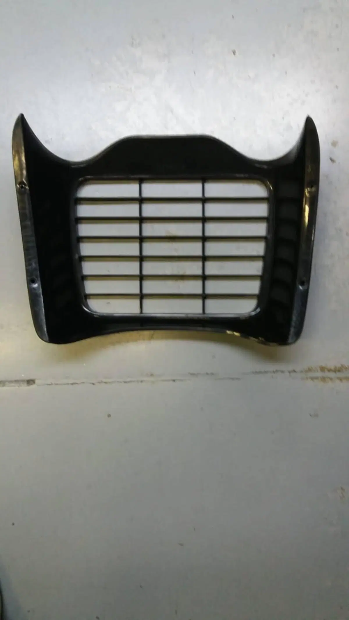 GRIGLIA RADIATORE PER APRILIA. CODICE AP8230130
