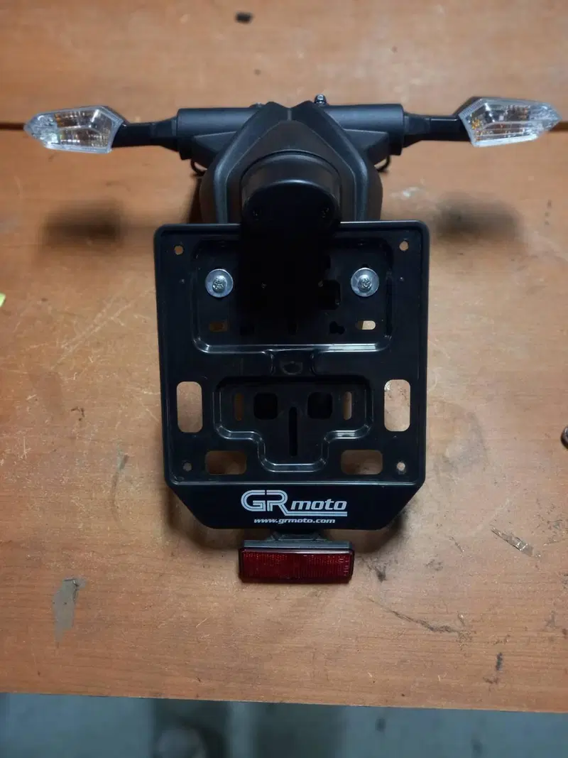 PORTA TARGA CON FRECCE KAWASAKI Z-750 R ,