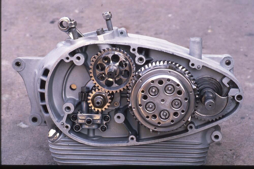 Nel motore della Morini 175 la primaria era costituita da tre ruote dentate; su quella intermedia era calettato l&rsquo;albero a camme. Passando dall&rsquo;albero a gomito alla frizione il senso di rotazione rimaneva invariato, come nelle trasmissioni a catena
