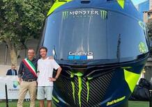 Svelato il nuovo casco di Valentino Rossi. Pesa 400 kg