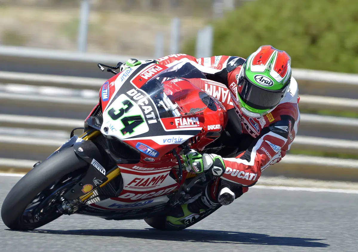 Giugliano chiude in testa le prove SBK a Magny Cours