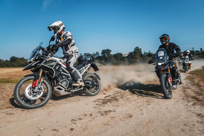 Andrea Perfetti sulla Tiger 1200 Rally precede il gruppo