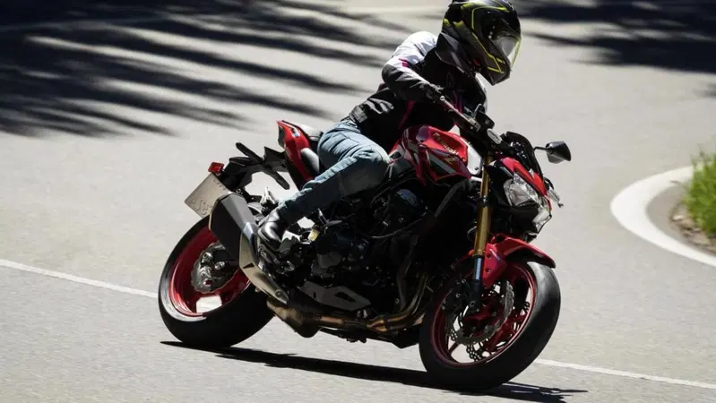 Kawasaki Z900SE 50th Anniversary: la signorina in rosso