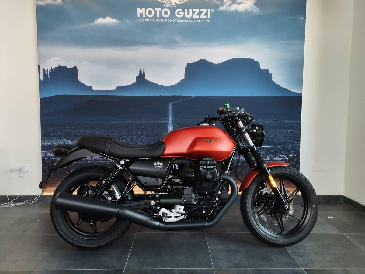 Moto Guzzi V7 Stone (2021 - 24), prezzo e scheda tecnica 